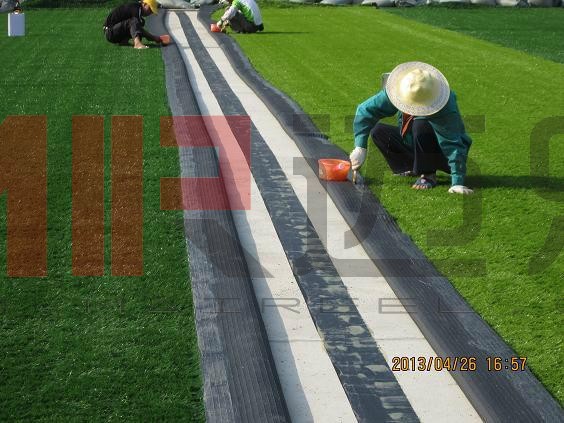 人造草坪足球场铺设施工